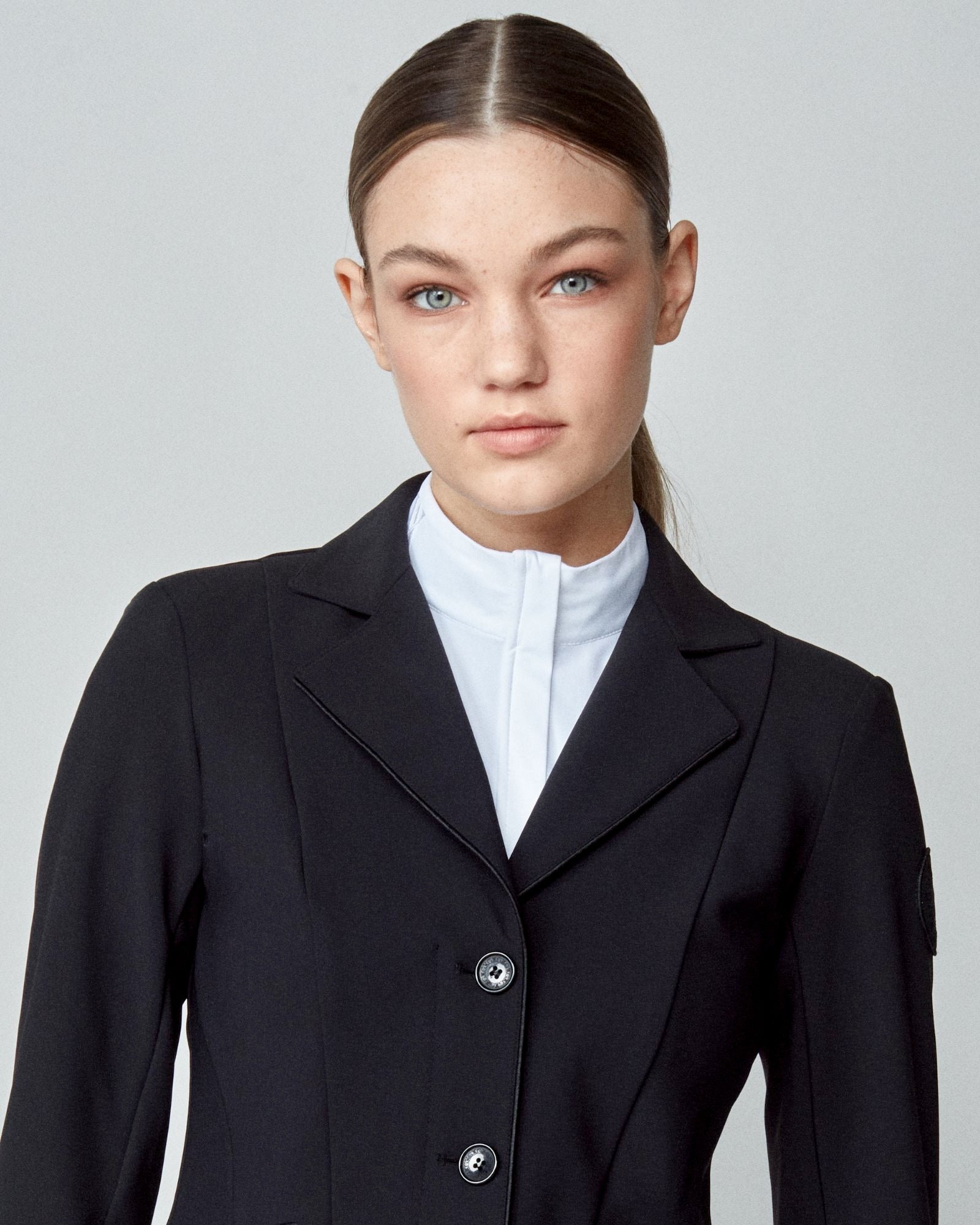 Performance Show Jacket in Black